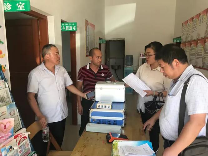 村口小路边,大夫笑语盈;齐夸政策好,合力助脱贫!
