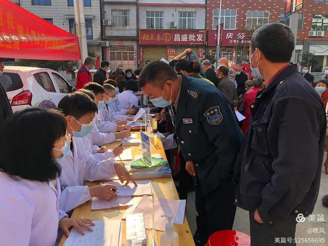 八点到达鸦鹊岭镇梅林村卫生室时,村民们早已在现场等候,我院医护人员